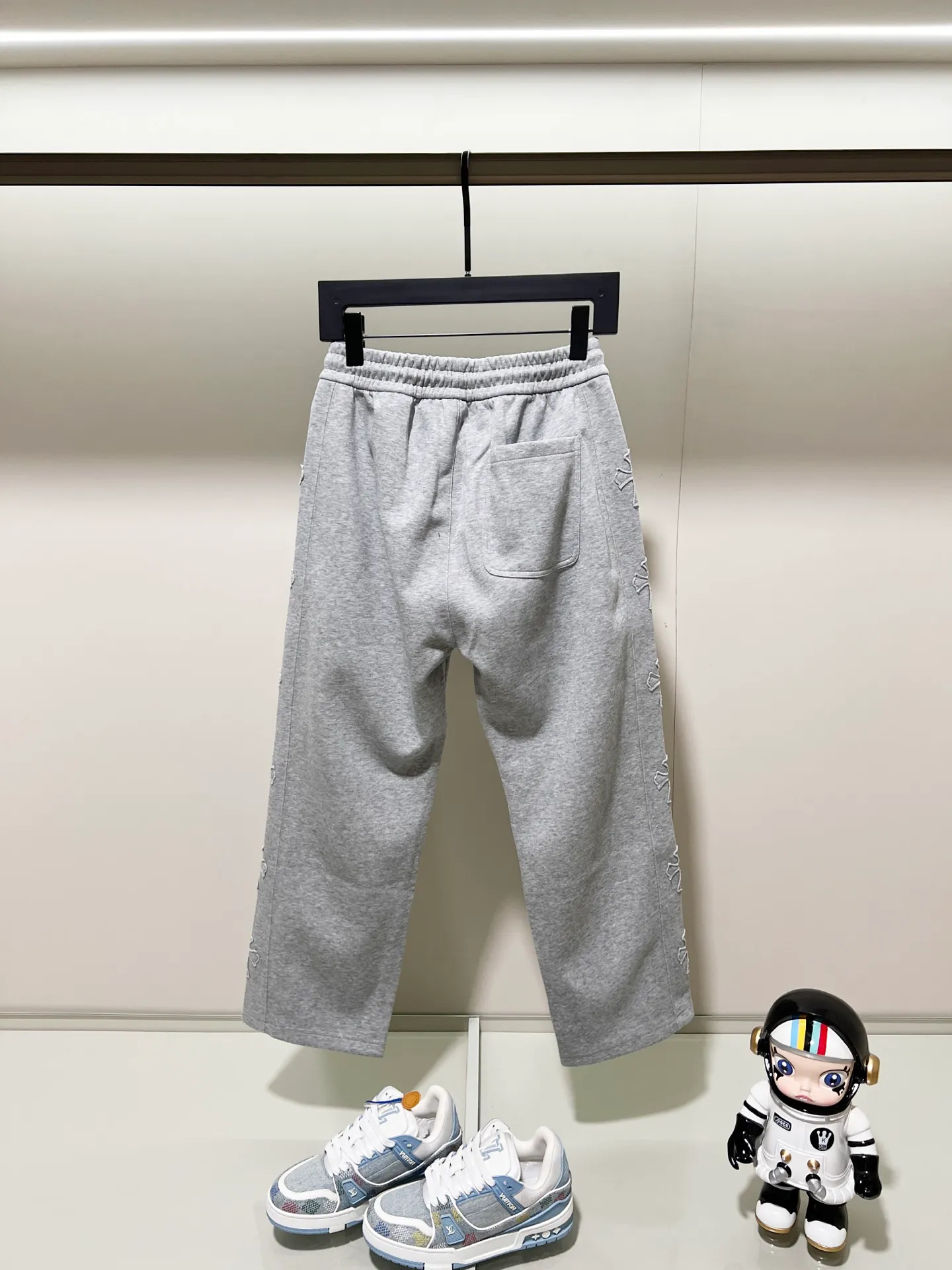 P260 chromehearts/Chrome heart selected 400g custom fabric sweatpants, classic side patch cross embroidery🪡hardware crafts logo, official synchronization, 1:1 original mold opening, fashion personality, versatile trend, pure original quality, original washed fabric, tag, collar label, washed wheat, complete three labels, color: black, gray. Size: M-3XL